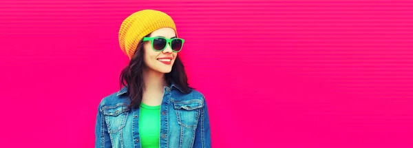 Verão Retrato Feliz Sorrindo Jovem Mulher Vestindo Uma Roupa Colorida — Fotografia de Stock