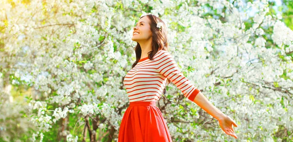 Szczęśliwy Uśmiechnięta Młoda Kobieta Podnosząc Ręce Wiosennym Kwitnącym Ogrodzie Tle — Zdjęcie stockowe