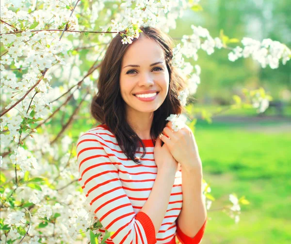 Портрет Красивої Красивої Молодої Жінки Навесні Квітучого Саду Фоні Білих — стокове фото
