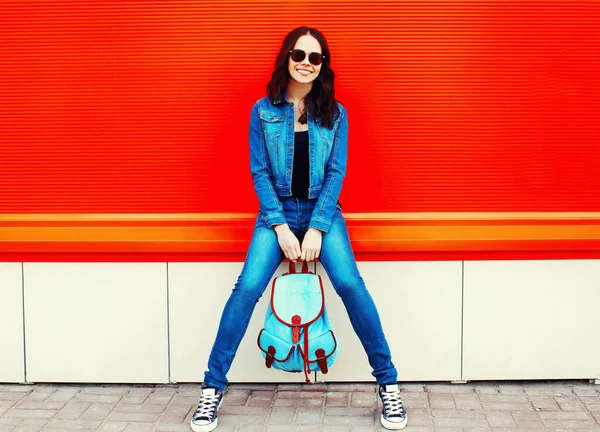 Портрет Щасливої Усміхненої Молодої Жінки Джинсовій Куртці Рюкзаком Барвистому Червоному — стокове фото