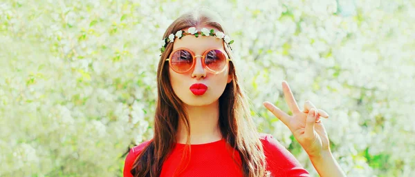 Portret Pięknej Młodej Kobiety Kwiatów Kwiatowej Opasce Okulary Przeciwsłoneczne Tle — Zdjęcie stockowe