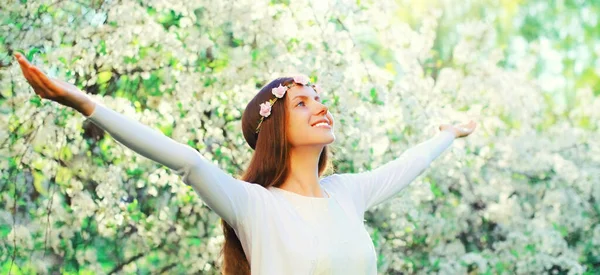 Hermosa Mujer Joven Levantando Las Manos Jardín Floreciente Primavera Sobre — Foto de Stock