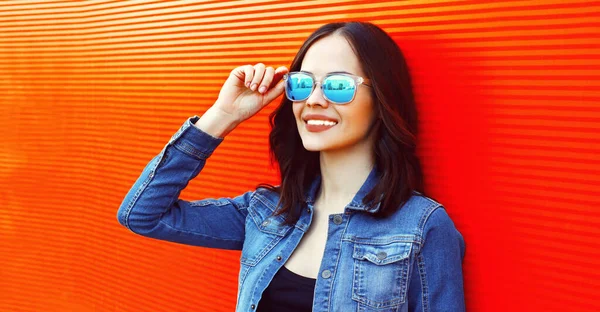 Verão Retrato Feliz Sorrindo Jovem Mulher Vestindo Óculos Sol Jaqueta — Fotografia de Stock