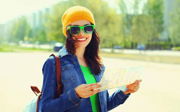 Retrato Una Joven Turista Que Visita Gran Ciudad Con Mapa — Foto de Stock