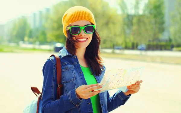 Retrato Jovem Turista Sightseeing Cidade Grande Com Papel Mapa — Fotografia de Stock