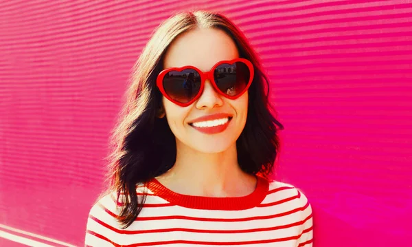 Retrato Hermosa Mujer Morena Sonriente Feliz Gafas Sol Forma Corazón — Foto de Stock