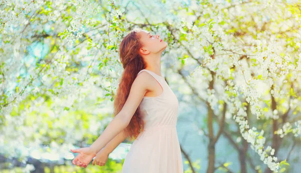 Szczęśliwa Młoda Kobieta Korzystających Świeżego Zapachu Wiosną Kwitnący Ogród Tle — Zdjęcie stockowe