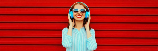 Retrato Feliz Sorrindo Jovem Ouvindo Música Fones Ouvido Fundo Vermelho — Fotografia de Stock