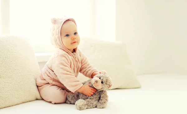 Retrato Bebé Lindo Jugando Con Juguete Oso Peluche Casa Habitación —  Fotos de Stock