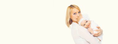 Mutlu gülümseyen anne portresi ve beyaz arka planda izole edilmiş şirin küçük bebek.