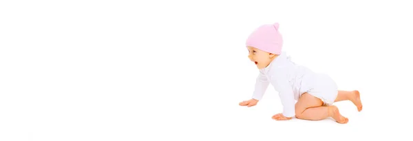 Feliz Bebé Lindo Arrastrándose Sombrero Rosa Suelo Sobre Fondo Blanco —  Fotos de Stock