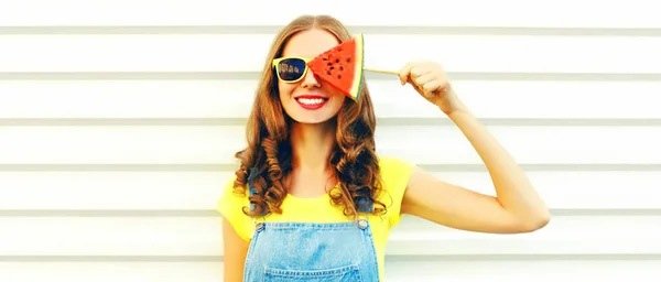 Letní Portrét Šťastné Usmívající Mladé Ženy Zmrzlinou Tvaru Plátek Melounu — Stock fotografie