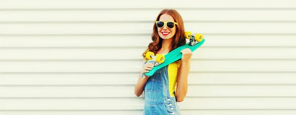 Verão Retrato Feliz Sorrindo Jovem Posando Com Skate Verde Fundo — Fotografia de Stock