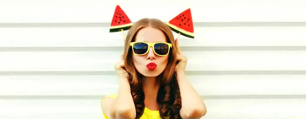 快乐的年轻女子用红色口红捂住雪糕形状的西瓜片 在白色的背景下张扬着她的嘴唇的夏季肖像 — 图库照片