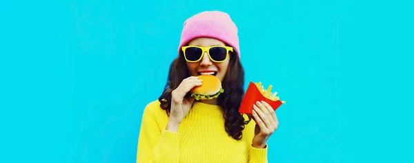 Портрет Стильной Счастливой Улыбающейся Молодой Женщины Поедающей Бургер Картошку Фри — стоковое фото