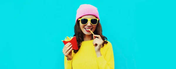 Portret Stylowej Szczęśliwej Uśmiechniętej Młodej Kobiety Jedzącej Frytki Fast Food — Zdjęcie stockowe