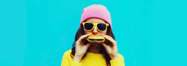 Portret Van Stijlvolle Jonge Vrouw Het Eten Van Een Hamburger — Stockfoto