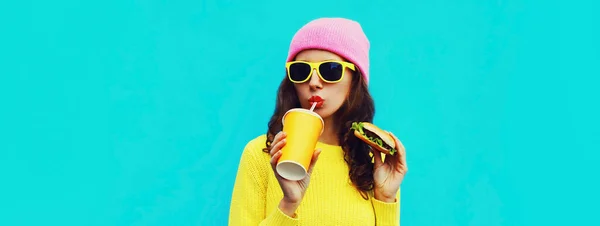 Portret Van Stijlvolle Jonge Vrouw Drinken Sap Met Hamburger Fast — Stockfoto