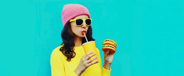 Retrato Mujer Joven Con Estilo Bebiendo Jugo Con Hamburguesa Comida — Foto de Stock