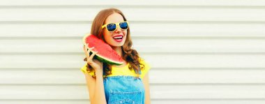 Beyaz arka planda telefon diliminde konuşan mutlu, gülümseyen genç bir kadının yaz portresi.