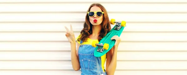 Summer Portrait Beautiful Young Woman Blowing Her Lips Red Lipstick — Stock Photo, Image