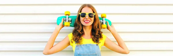 Verão Retrato Feliz Sorrindo Jovem Posando Com Skate Verde Fundo — Fotografia de Stock