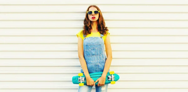 Літній Портрет Щасливої Усміхненої Молодої Жінки Яка Позує Зеленим Скейтбордом — стокове фото