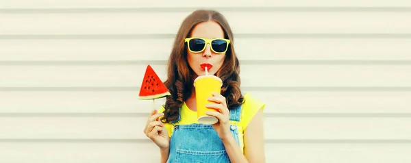 若い女性の夏の肖像画は 白の背景に棒にスイカやロリポップのアイスクリームの形のスライスと新鮮なジュースを飲んで 広告テキストのための空白のコピースペース — ストック写真
