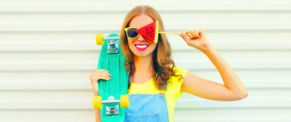 Zomer Portret Van Gelukkig Lachende Jonge Vrouw Poseren Met Skateboard — Stockfoto