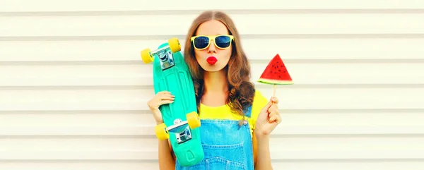 Retrato Verão Jovem Posando Com Skate Sorvete Forma Fatia Melancia — Fotografia de Stock