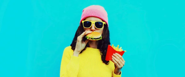Retrato Mujer Joven Sonriente Feliz Elegante Comiendo Una Hamburguesa Papas — Foto de Stock
