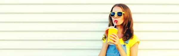 时尚的年轻女子的夏季肖像 背景洁白 用杯子喝新鲜果汁 空白的广告空间 — 图库照片