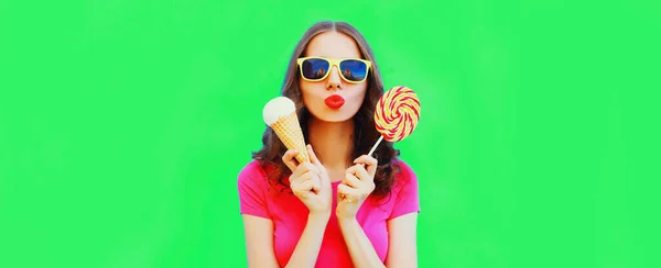 幸せな若いです女性の肖像とともにアイスクリーム打撃彼女の唇上の緑の背景 — ストック写真