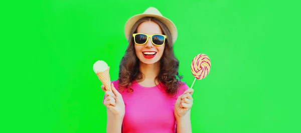 緑の背景に夏のわらの帽子を身に着けているアイスクリームとロリポップと幸せな笑い若い女性の肖像画 — ストック写真
