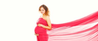 Güzel hamile kadın beyaz arka planda poz veriyor.