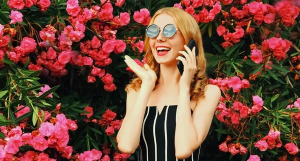 Portrét Krásné Překvapené Potěšené Žena Volá Smartphone Růžové Květy Pozadí — Stock fotografie