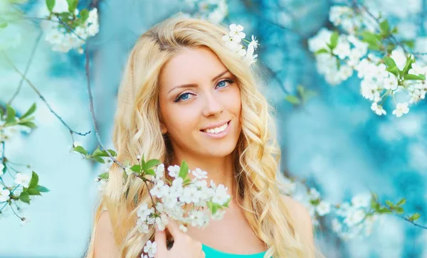 Ritratto Bella Giovane Donna Bionda Giardino Fiorito Primaverile Sfondo Fiori — Foto Stock