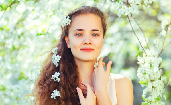 Retrato Hermosa Mujer Joven Linda Con Pelo Largo Rizado Jardín — Foto de Stock