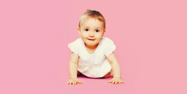 Pembe Arka Planda Yerde Sürünen Mutlu Küçük Bebek Portresi — Stok fotoğraf