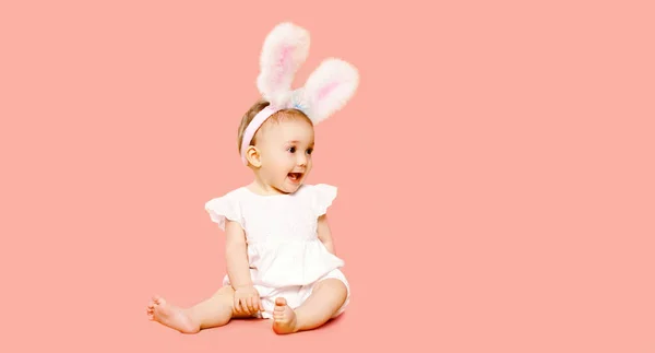 Retrato Bebê Bonito Com Orelhas Coelho Fundo Rosa — Fotografia de Stock