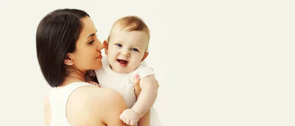 Feliz Sorrindo Mãe Bebê Juntos Isolados Fundo Branco — Fotografia de Stock