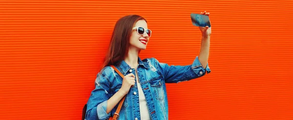 배낭을 스마트폰으로 셀카를 행복하게 여성의 — 스톡 사진