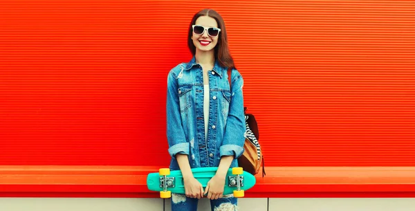 Ritratto Estivo Felice Sorridente Giovane Donna Posa Con Skateboard Verde — Foto Stock