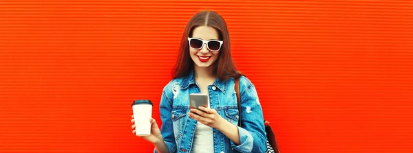 Retrato Feliz Sorridente Jovem Segurando Telefone Fundo Vermelho — Fotografia de Stock