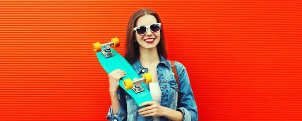 Sommerporträt Einer Glücklich Lächelnden Jungen Frau Die Mit Grünem Skateboard — Stockfoto