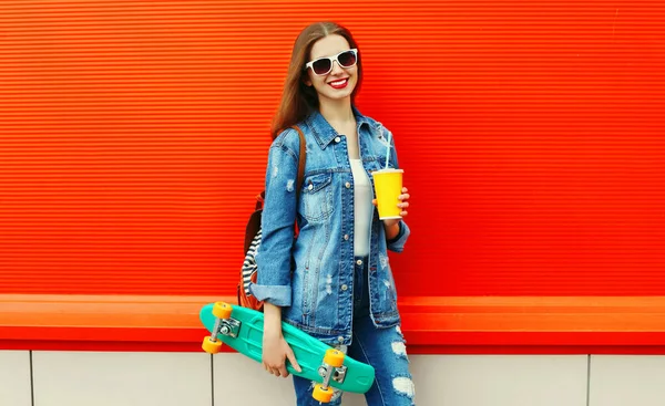 Letní Portrét Šťastné Usmívající Mladé Ženy Pózující Zeleným Skateboard Červeném — Stock fotografie