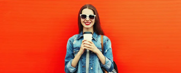 Retrato Jovem Mulher Sorridente Com Xícara Café Fundo Vermelho — Fotografia de Stock