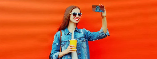 Porträt Einer Glücklich Lächelnden Jungen Frau Die Ein Selfie Mit Stockbild