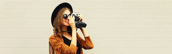 Retrato Feliz Sorridente Jovem Fotógrafo Com Câmera Filme Fundo Cinza — Fotografia de Stock