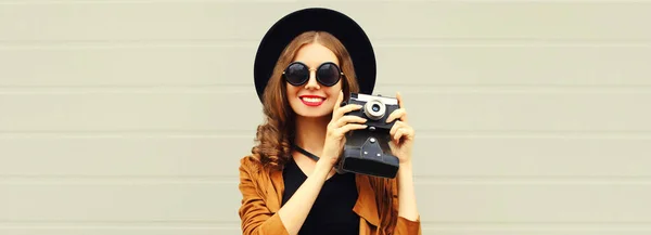 Portrét Šťastně Usmívající Mladé Ženy Fotograf Filmovou Kamerou Šedém Pozadí — Stock fotografie